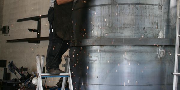 Drei Tonnen Stahl, 1.240 Schrauben, 80 Meter Schweißnähte, 1.000 Kilogramm Holz und 20 Kilogramm Farbe wurden verarbeitet.